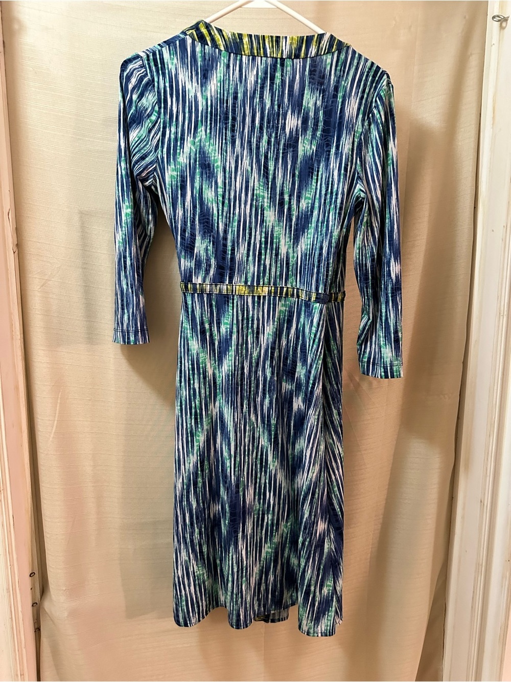 BCBGMAXAZRIA Blue Green Abstract Wrap Dress Tie Waist Stretch Midi Dress - Picture 8 of 9
